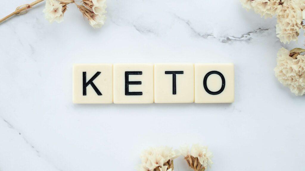 The word "Keto" using scrabble blocks.